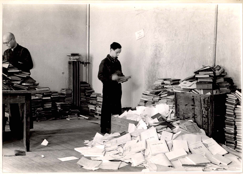 מיון הספרים בייִוואָ, וילנה, 1943