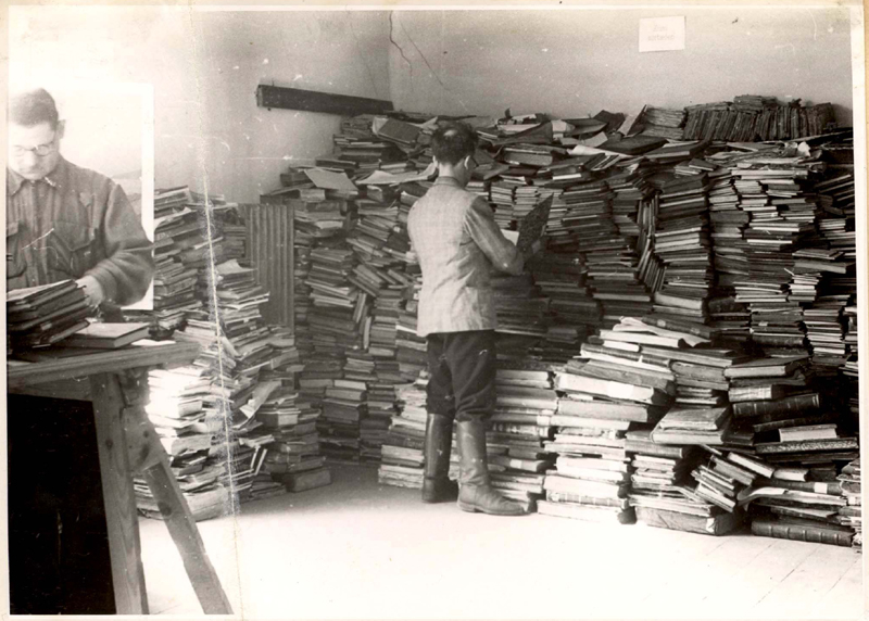 ערמות הספרים בייִוואָ, וילנה 1943