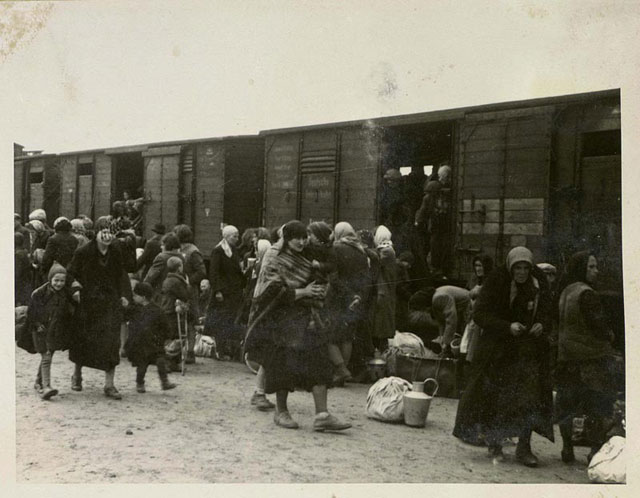נשים וילדים על ה"רמפה" ליד הרכבת שהביאה אותם.