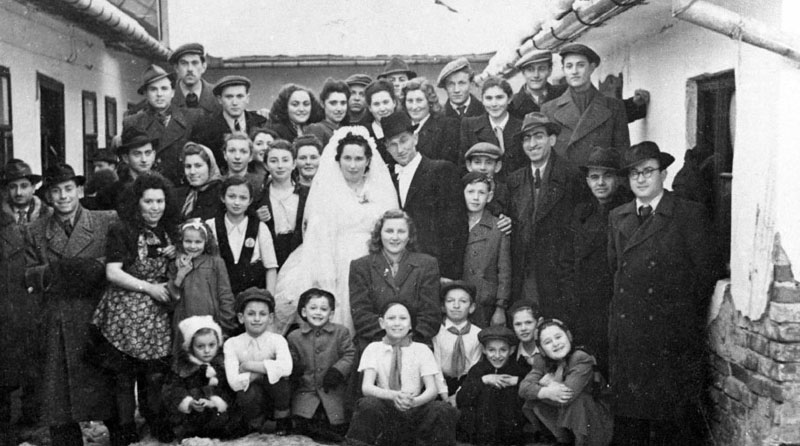 První poválečná svatba členů mládežnické pobožné sionistické organizace „Bnei Akiva“ - Michalovce, Slovensko 1946