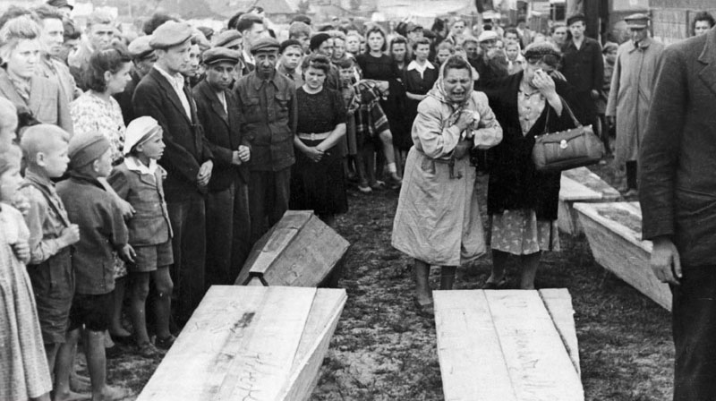 Pohřeb obětí pogromu v Kielcích - Polsko 1946