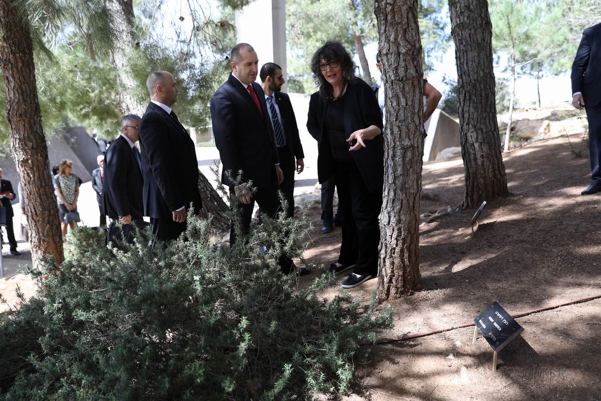 The President visited the tree planted in honor of Rubin Dimitrov, one of 20 non-Jewish Bulgarian citizens honored as Righteous Among the Nations for rescuing Jews during the Holocaust at risk to their own lives.