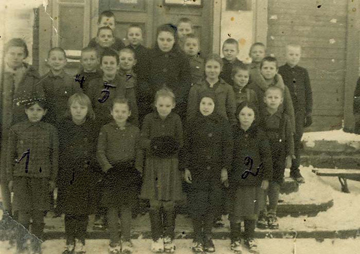 Сара (слева в первом ряду) с соучениками 3-го класса. Варакляны, октябрь 1945 года