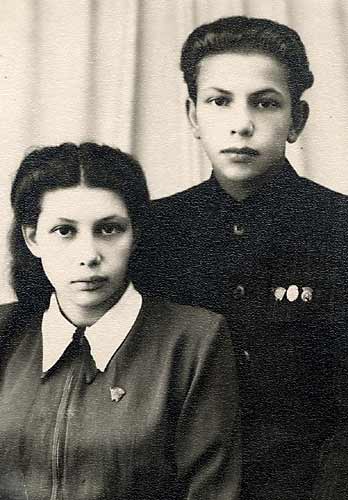 Сара Иш, ученица средней школы Вараклян с братом Мишей, 1951 г.
