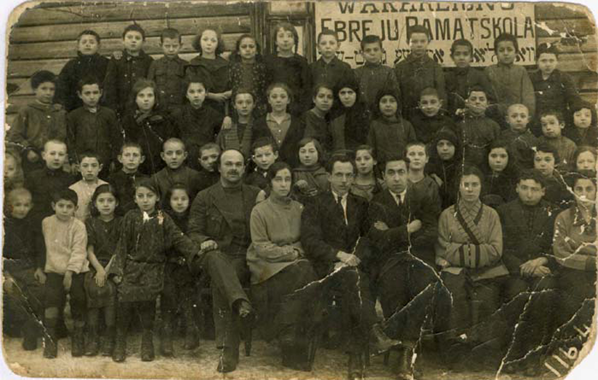 Еврейская школа в Вараклянах, 1922 год. Класс, в котором учились родители Сары Киль, Янкель Иш (3 слева во 2 ряду) и Бася Виленская (4-я справа во втором ряду)