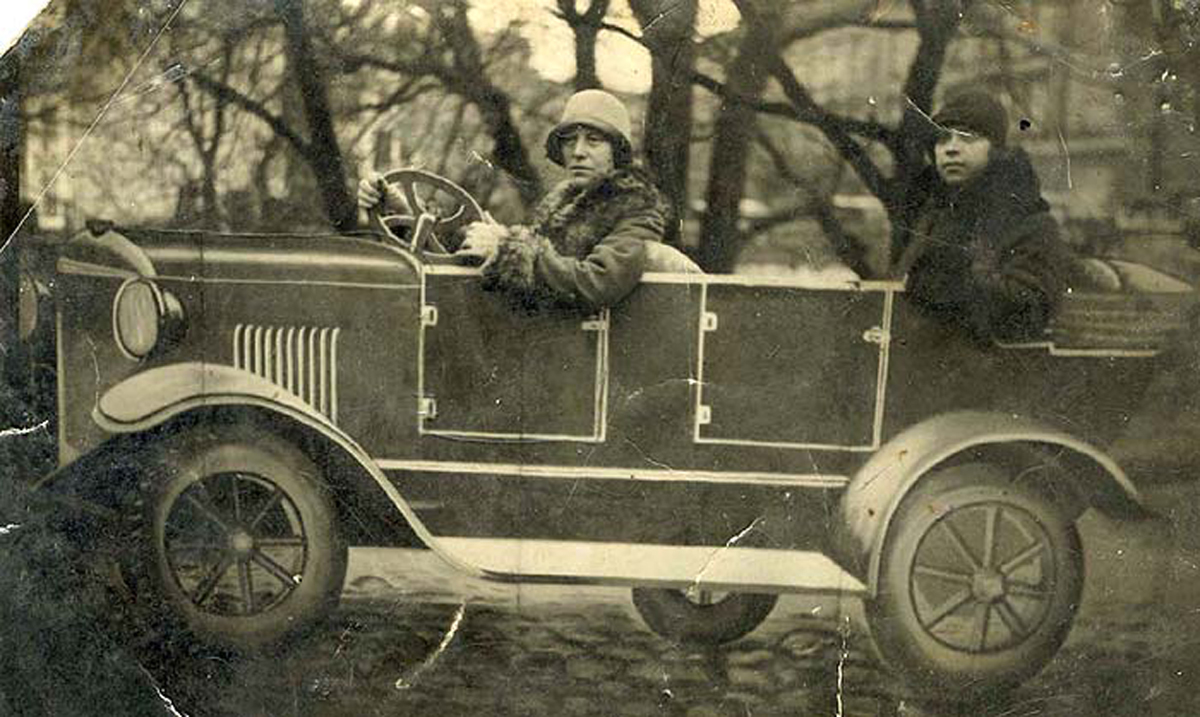 Бася Виленская (справа) с подругой на фоне автомобиля, Рига, 1929 год