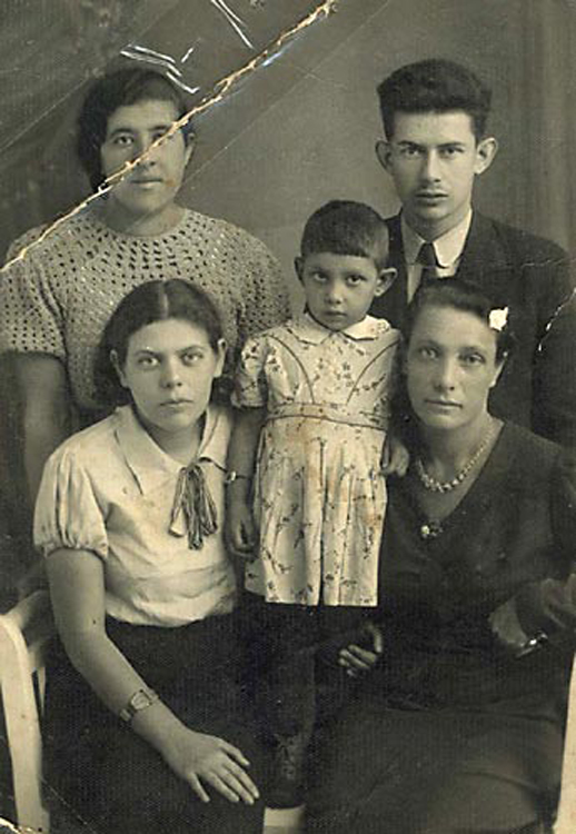 Маленькая Сара (в центре) радом с сестрами Виленскими (со стороны матери) и отцом Янкелем Ишем. Сидят (слева направо): Эстер и Тойба-Цира, стоит Элла, Варкаляны, 1937 год