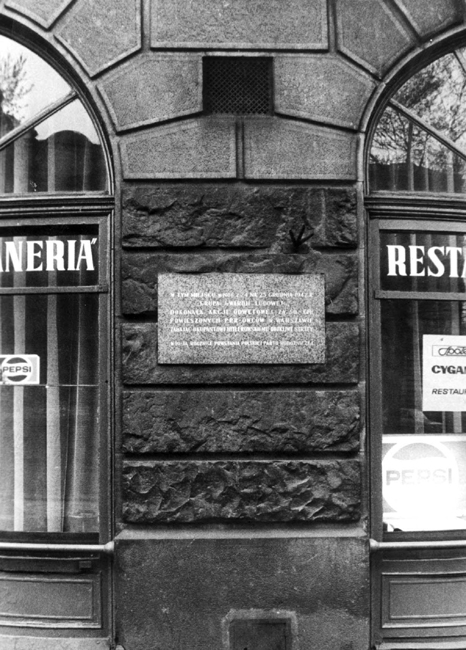 A plaque dedicated to the members of the Jewish underground who carried out their mission at the Cyganeria Café in December, 1942, photographed after the war.