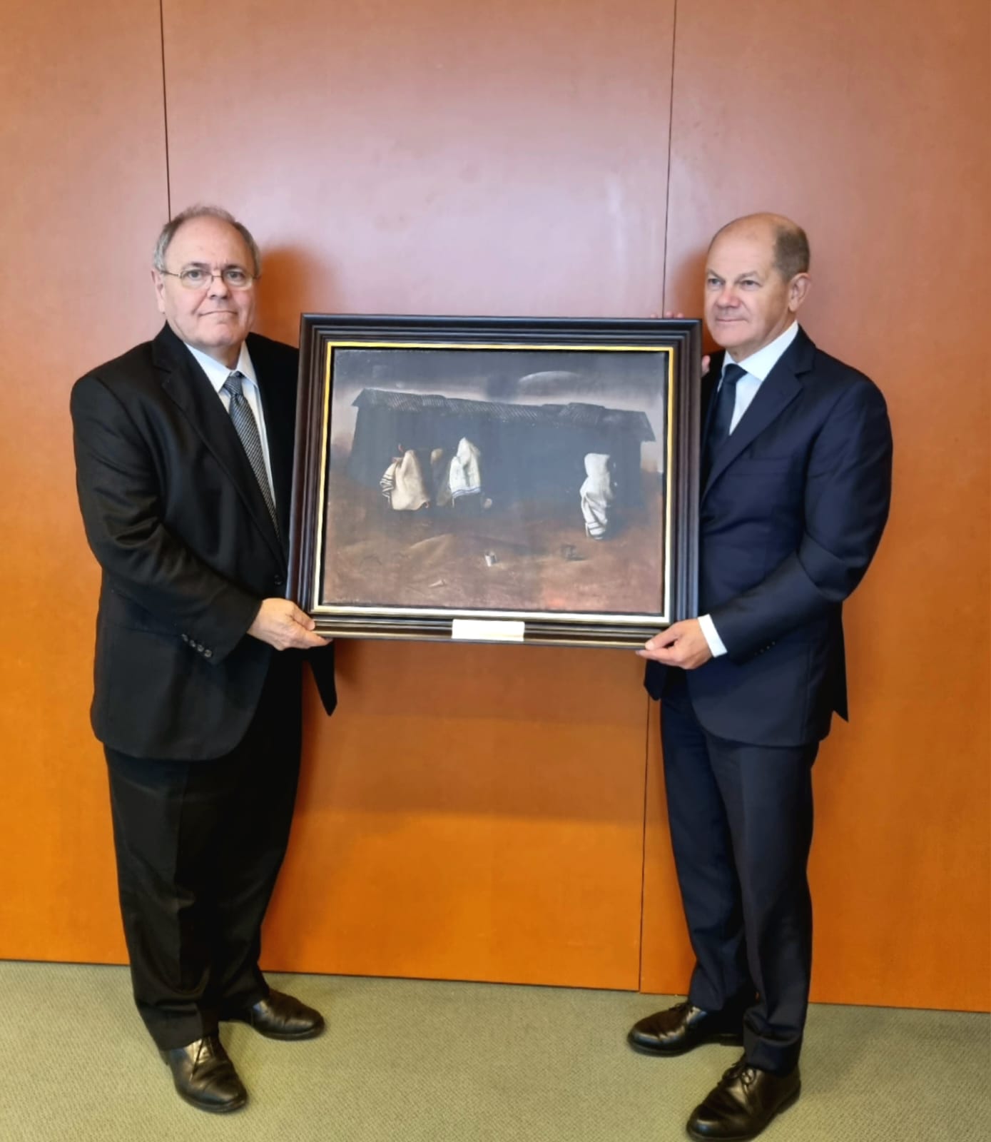 Chairman Dayan presents Chancellor Scholz with a replica of Felix Nussbaum's painting "Camp Synagogue, 1941"