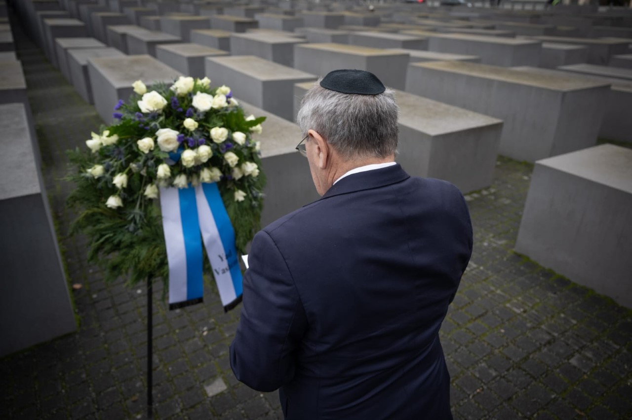 Yad Vashem Chairman Dani Dayan commemorates the six million Shoah victims at the Holocaust Memorial in Berlin