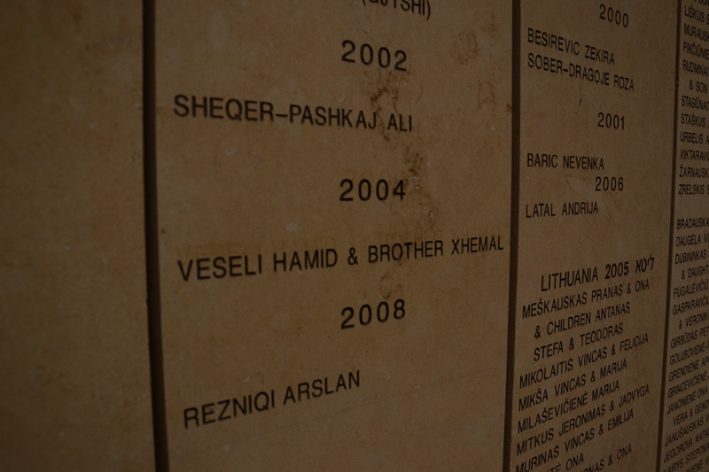 Inschrift zur Ehrung der Familie Veseli auf den Gedenktafeln im Garten der Gerechten, Yad Vashem/Jerusalem