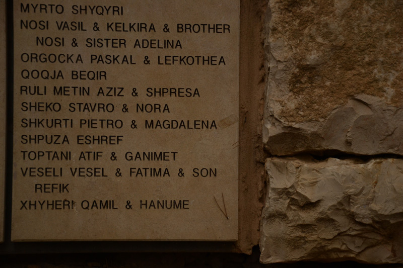 Inschrift zur Ehrung der Familie Veseli auf den Gedenktafeln im Garten der Gerechten, Yad Vashem/Jerusalem