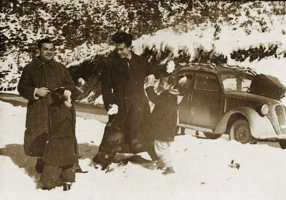 Refik Veseli beim Spielen im Schnee mit Gavra und Irena Mandil in Krujë, 1943-1944