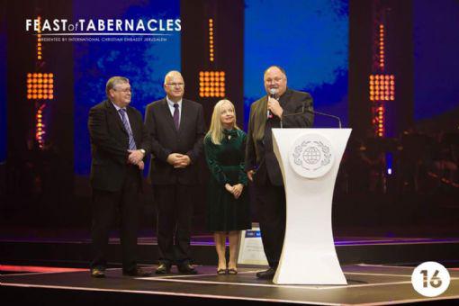 On the 18th October, 2016 during the joyous celebration of the Feast of Tabernacles in Jerusalem, Yad Vashem acknowledged with great appreciation the ten years of partnership between Yad Vashem and ICEJ