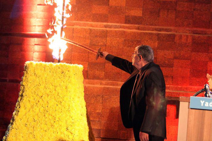 Yad Vashem Chairman Avner Shalev lights the torch at the Holocaust Remembrance Day State Opening Ceremony