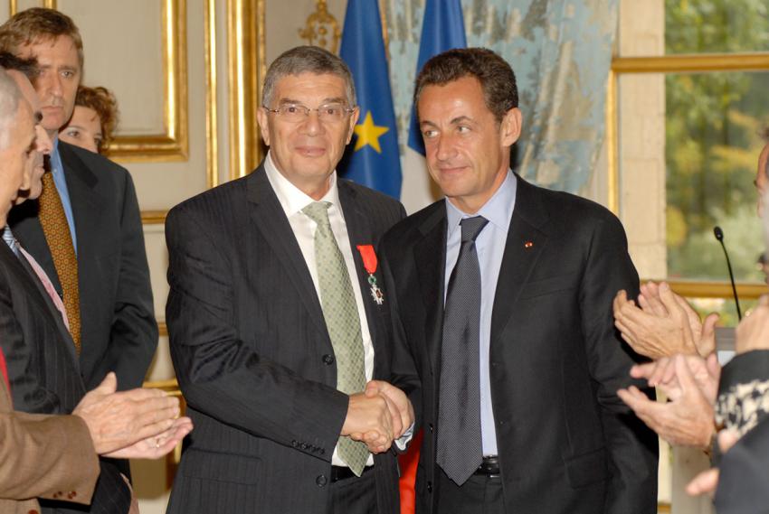 French President Nicolas Sarkozy (right) awards Yad Vashem Chairman Avner Shalev (left) with the Legion of Honor at the Elysee Palace, today, October 25, 2007. (photo: Samuel Croix)