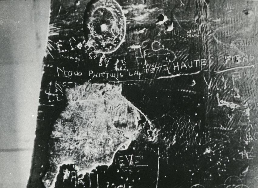 Inscription gravée sur les murs de Drancy : “Nous partons la tête haute”