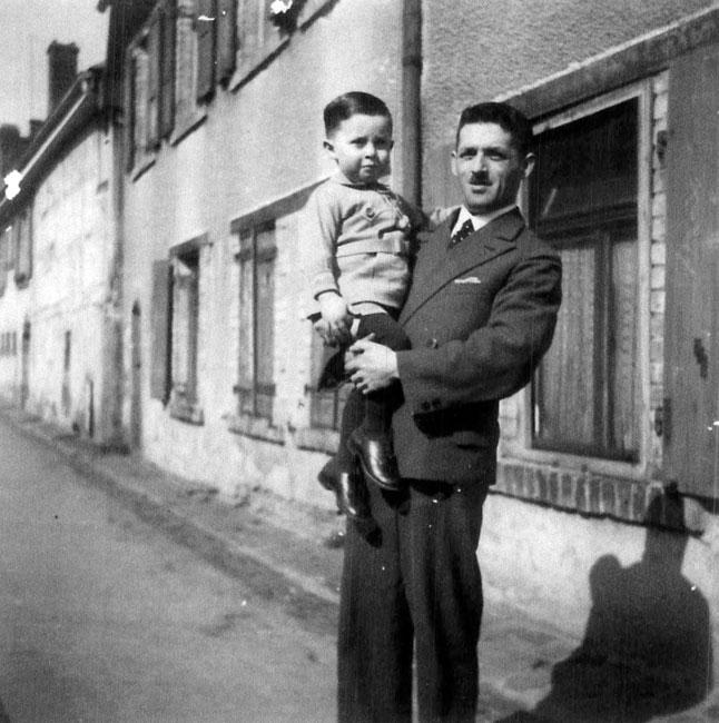 Ehud Loeb und sein Vater Hugo in Bühl, vor dem Krieg. Im Hintergrund das Haus der Familie