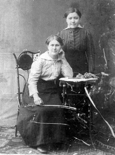 Домицеле Пагоюте (сидит) и Бенигна Будзинскене, 1915 год