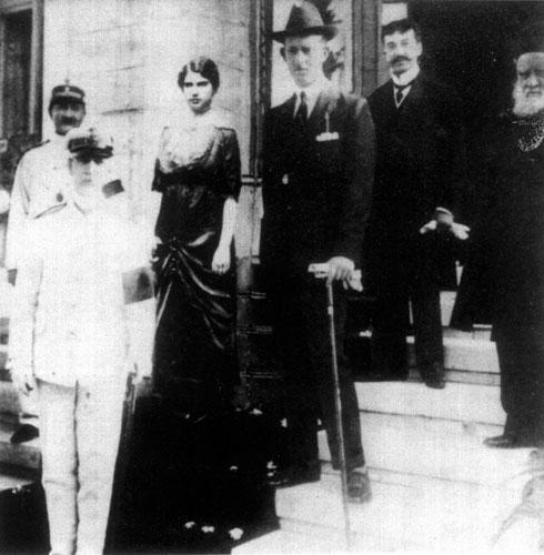 רחל וחיימקי כהן עם המלך ג'ורג מיוון במהלך ביקור משפחת המלוכה בטריקלה