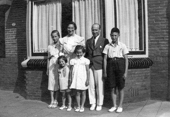 Lieneke con sus padres y hermanos antes de la guerra