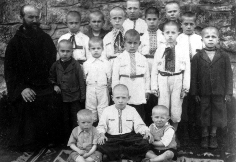 Иеромонах Даниил Тымчина с воспитанниками детского приюта. 1943 - 1944 годы