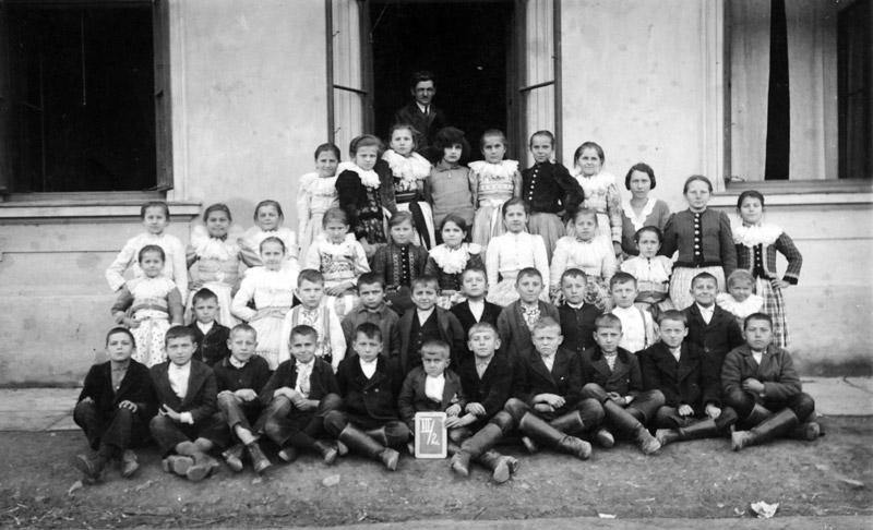 A class photo of the primary school in Kněždub. Anda is 4th from left in the back row.