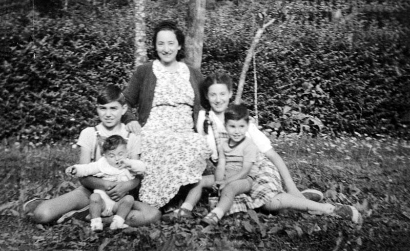 Fotografía de Anna Ventura con sus cuatro hijos que envió a su marido Luigi cuando estaba en París en 1940