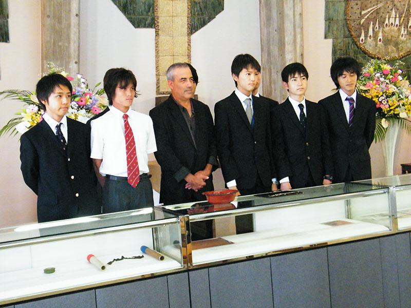 קערת אמייל מהמפעל של אוסקר שינדלר מוצגת בתערוכה שהוקדשה לו בבי&quot;ס נאנצן בעיר נגויה, יפן, בשנת 2011. 