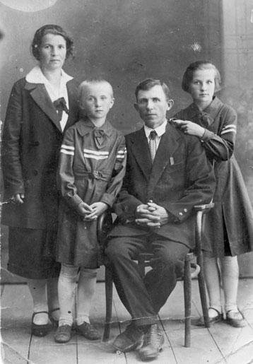 Прокофий и Лидия Ивановы с дочерьми, Любой и Люсей. 30-е годы