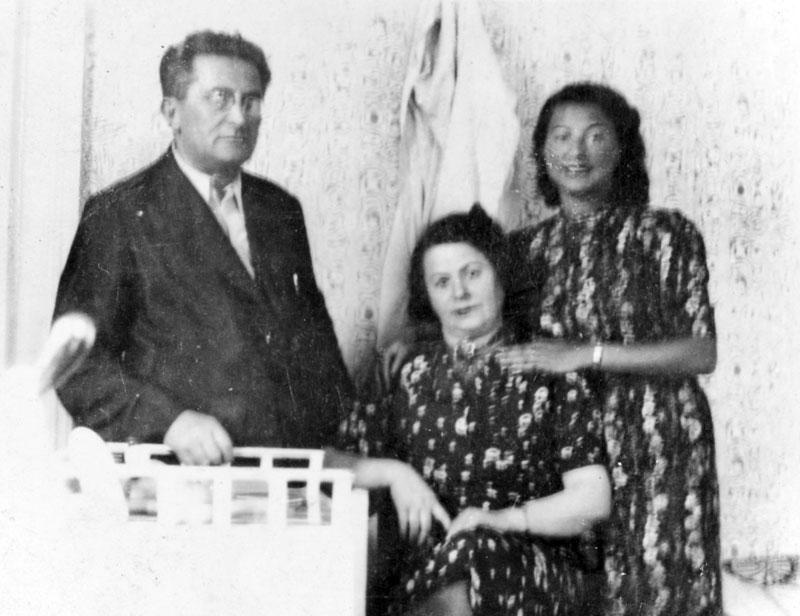 משפחת שוכמן לפני המלחמה. משמאל - בן ציון, רחל ובתם אאוגניה