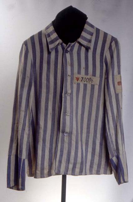 חולצת האסיר של הרופא ד"ר וולטר לבנר שהיה כלוא במחנות ריכוז ובמחנות השמדה במשך שש שנות המלחמה