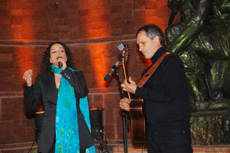 הזמרת אחינועם ניני מבצעת את השיר &quot;אורי&quot;, מאת המשוררת רחל, בעצרת המרכזית לציון יום הזיכרון לשואה והגבורה