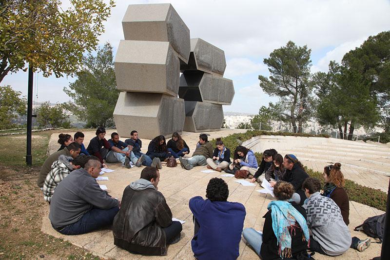 נוער משתתף בפעילות חינוכית בבית הספר הבין-לאומי להוראת השואה