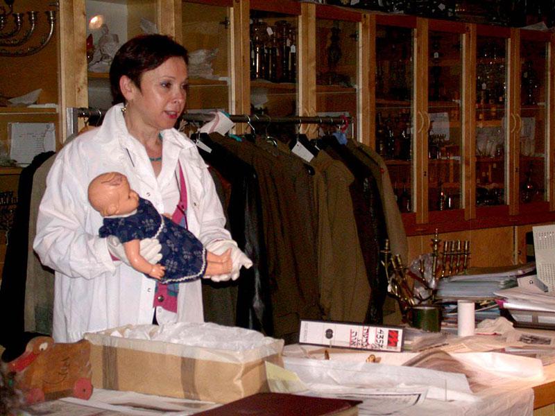חביבה פלד-כרמלי מציגה את בובתה של ורה באדר בחדר האוספים, יד ושם