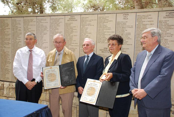 Justice Jacob Türkel, Chairman of the Commission for the Designation of the Righteous Among the Nations, and Avner Shalev, Yad Vashem Chairman, presenting the medal and certificate to the grandchildren of Righteous Among the Nations Louise Roger