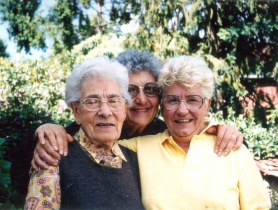 Jeanette Voinot mit ihrer Tochter Nicole und Rochelle in den achtziger Jahren