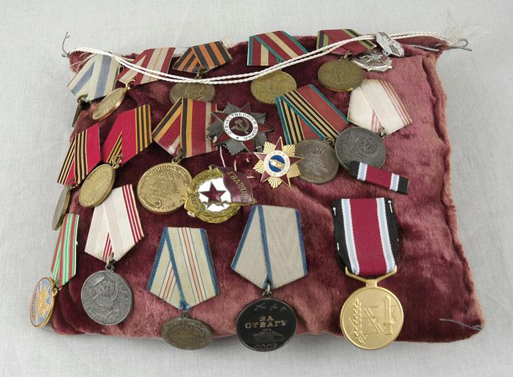 מקבץ מדליות ואותות אותן קיבל יוסף קטנוב שלחם בשורות הצבא האדום במלחמת העולם ה-2