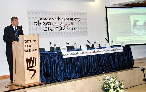 Chairman of the Yad Vashem Directorate Avner Shalev presenting Yad Vashem’s new Arabic website