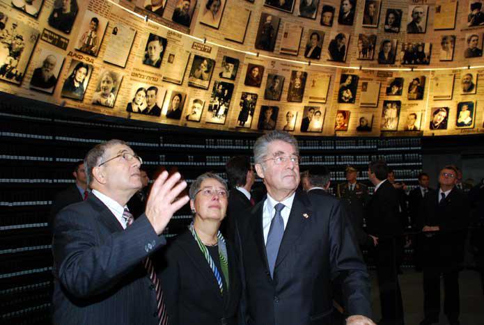 President Heinz Fischer and his wife Margit with Chairman of the Yad Vashem Directorate Avner Shalev in the Hall of Names