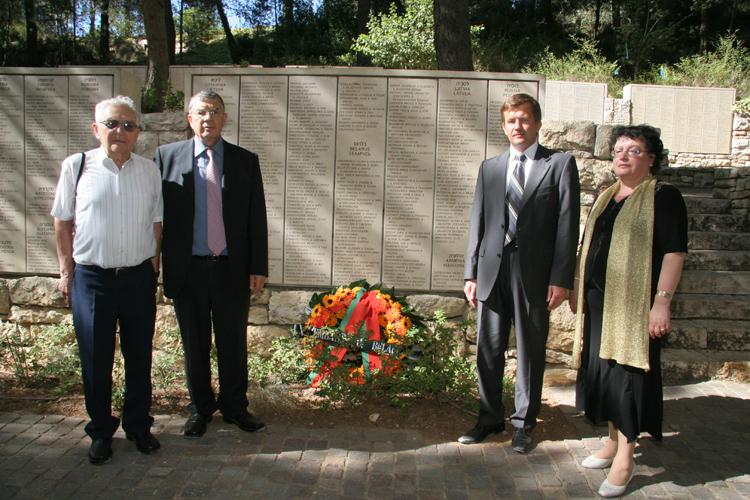 הנחת הזר ליד קיר בלרוס בגן חסידי אומות העולם על ידי שגריר בלרוס בישראל, מר איגור לישצ'ניה