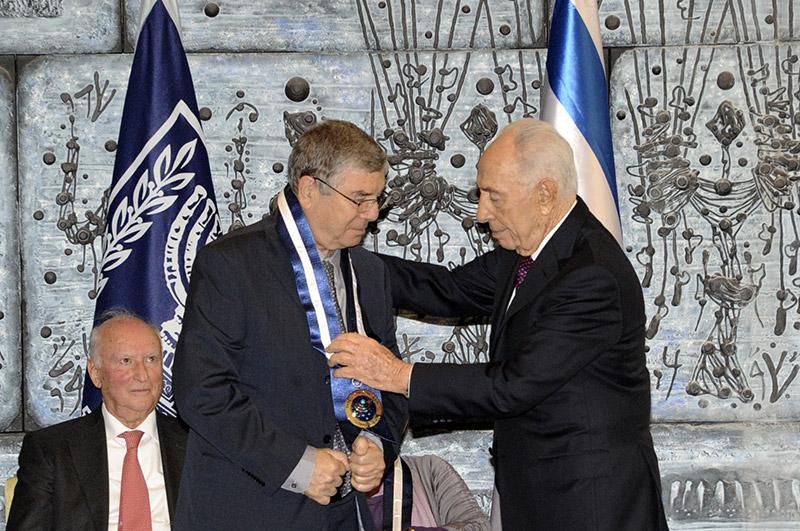 Präsident Peres überreicht Avner Shalev die Medaille