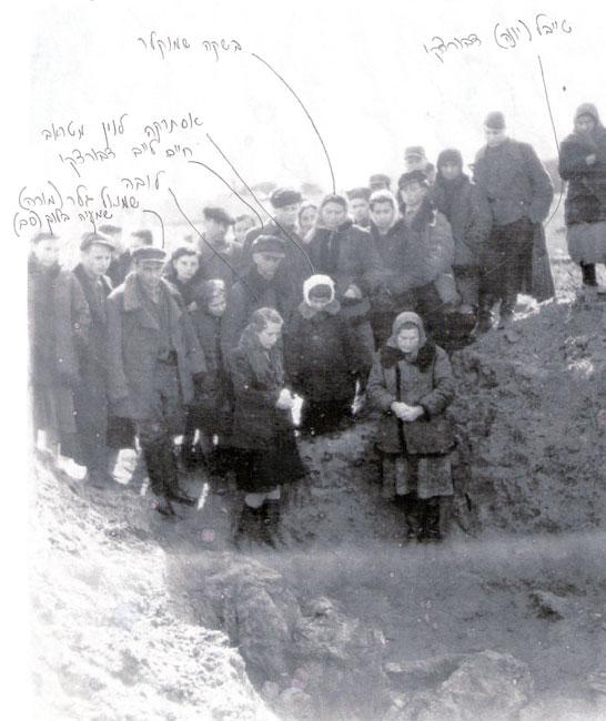 Оставшиеся в живых евреи Ивья у братской могилы. Эстер в центре в белой шапочке. 1945 год