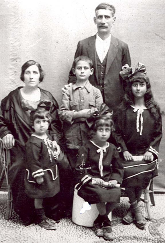 ראובן ומזלטוב חסון עם ארבעה מילדיהם. רודוס, סביבות 1925