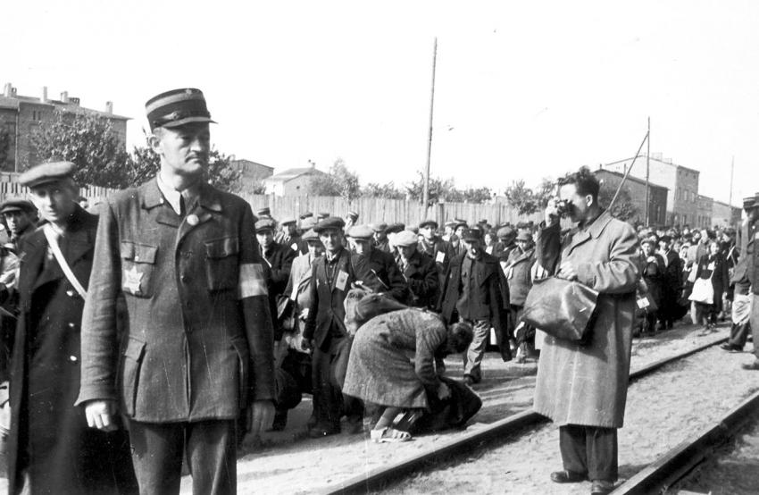 Mendel Grossman (from right) photographing the deportation of Jews from the Łódź ghetto. Summer 1944