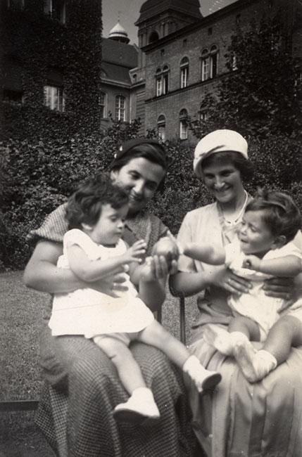 האחיות גיזלה קוצובר ורות זבילסקי עם ילדיהן, ברלין 1933.