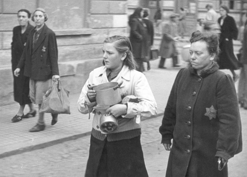 יהודים בצ'כוסלובקיה נושאים טלאי צהוב על בגדיהם
