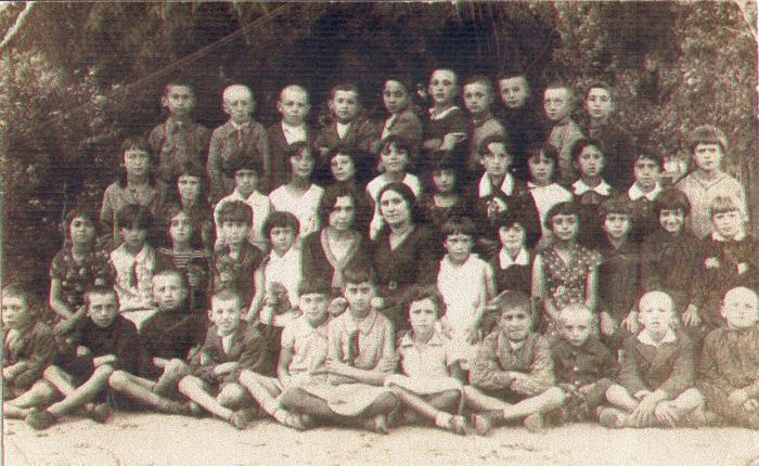 קבוצה של ילדים יהודים עם מוריהם, ידוואבנה, 1938