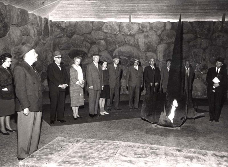 25 באפריל 1963, טקס הענקת אות חסיד אומות העולם לתדיאוש צ'זובסקי, אנטונינה צ'זובסקה וטרזה צ'זובסקה באוהל יזכור, יד ושם