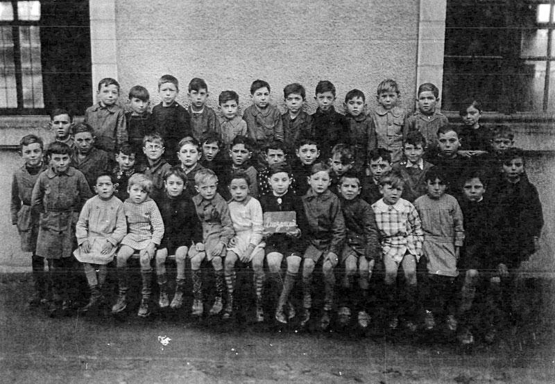 Ehud Loeb (erste Reihe Mitte, mit Schild) während des Krieges in der Schule in Frankreich